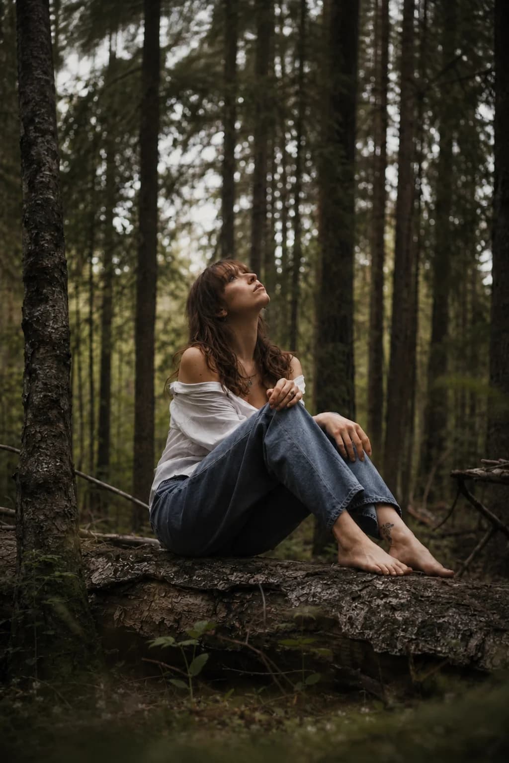 Фотография девушки в лесу в нейтральном тоне